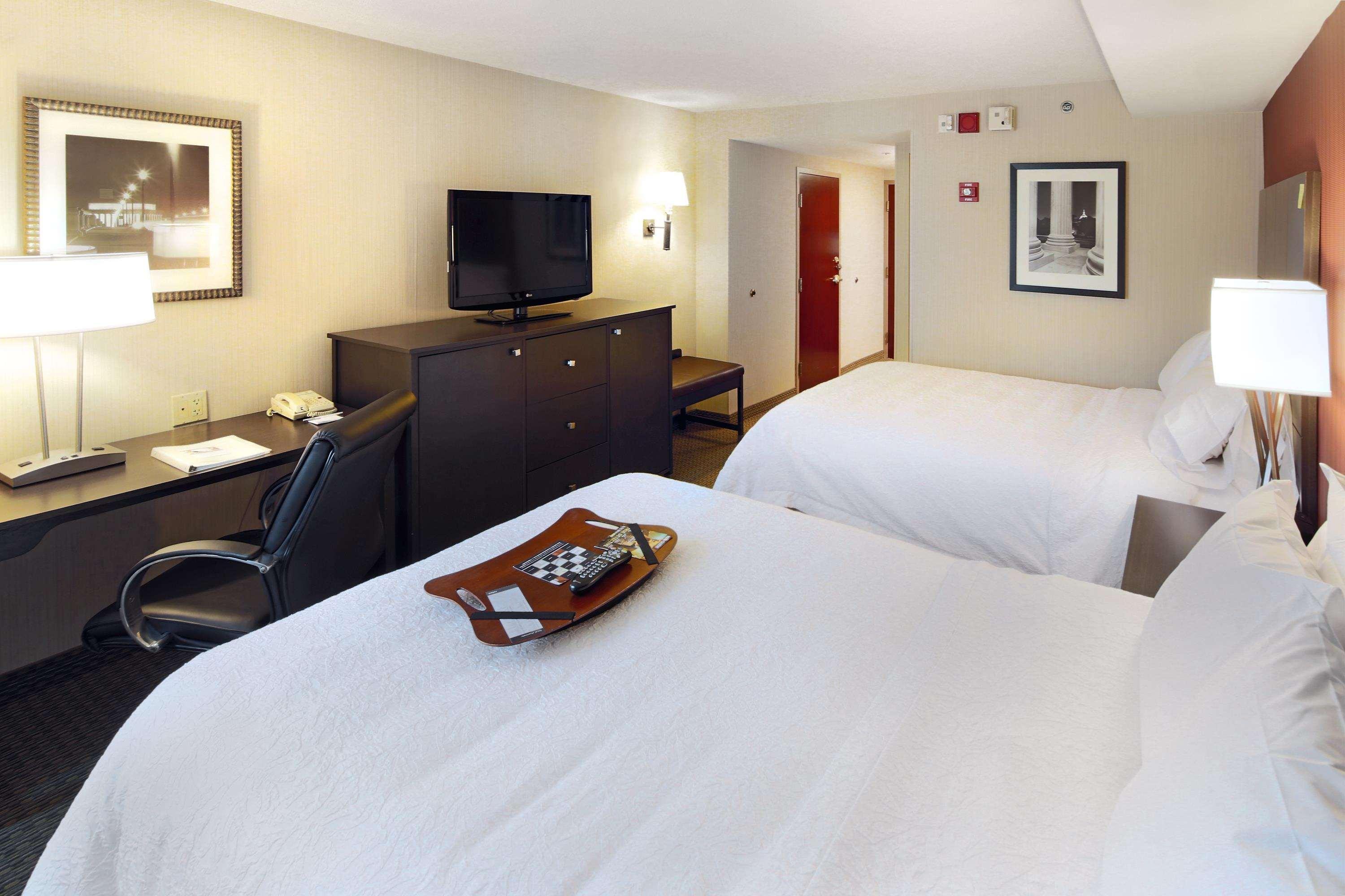 Hampton Inn & Suites Arlington Crystal City Dca Экстерьер фото